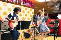 メロキュア「メロディック・スーパー・ハードキュア」発売記念インストアライブの様子。（写真提供：日本コロムビア）