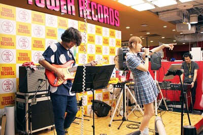 メロキュア「メロディック・スーパー・ハードキュア」発売記念インストアライブの様子。（写真提供：日本コロムビア）