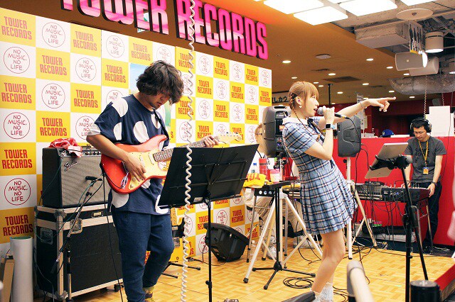 メロキュア「メロディック・スーパー・ハードキュア」発売記念インストアライブの様子。（写真提供：日本コロムビア）