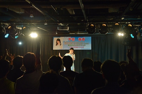 千菅春香「ジュ・ジュテーム・コミュニケーション」発売記念インストアイベントの様子。