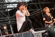 写真左よりIKE（Vo）、UZ（G, Programming）。