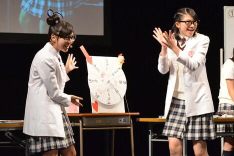 「Let's ルーレット!!」をプレゼンする白井沙樹と磯野莉音。