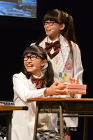 「ミラクル♪えんぴつ！はんばいき」をプレゼンする日高麻鈴と吉田爽葉香。