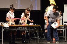 「落し物なら任せて！」のテストをする山出愛子、麻生真彩。