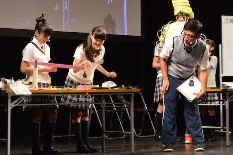 「落し物なら任せて！」のテストをする山出愛子、麻生真彩。