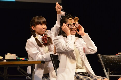 「私、ねてません！メガネ」をプレゼンする藤平華乃と岡田愛。