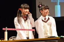 「落し物なら任せて！」をプレゼンし終えた麻生真彩、山出愛子。