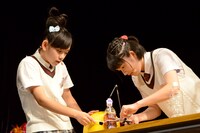 「なんでもヘルメット」を組み立てる黒澤美澪奈と倉島颯良。
