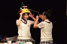 「なんでもヘルメット」のテストをする倉島颯良と黒澤美澪奈。