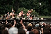 サブステージで「My Friend」を演奏するSPYAIR。