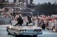 「JUST ONE LIFE」でオープンカーに乗って登場したIKE（Vo）とUZ（G, Programming）。