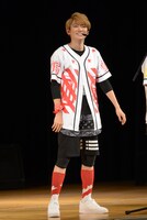 8号車の声に笑顔で耳を傾けるユーキ。