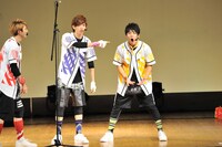 8号車に「お」の口の指導をするユースケ（右）と、左からユーキ、リョウガ。