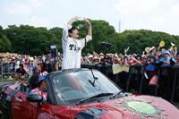 オープンカーに乗って登場した山村隆太（Vo）。（撮影：ほりたよしか）