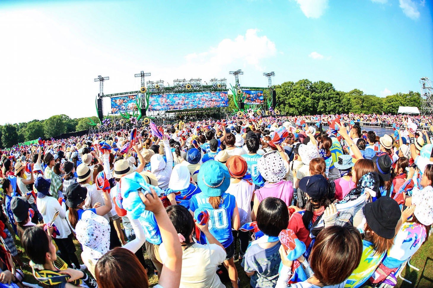 flumpool「flumpool 真夏の野外★LIVE 2015『FOR ROOTS』 ～オオサカ・フィールズ・フォーエバー～」の様子。（撮影：渡邉一生）