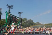 オーディエンスに向かって放水する山村隆太（Vo）。（撮影：上飯坂一）