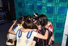 ライブ直前に円陣を組むPiiiiiiiN。