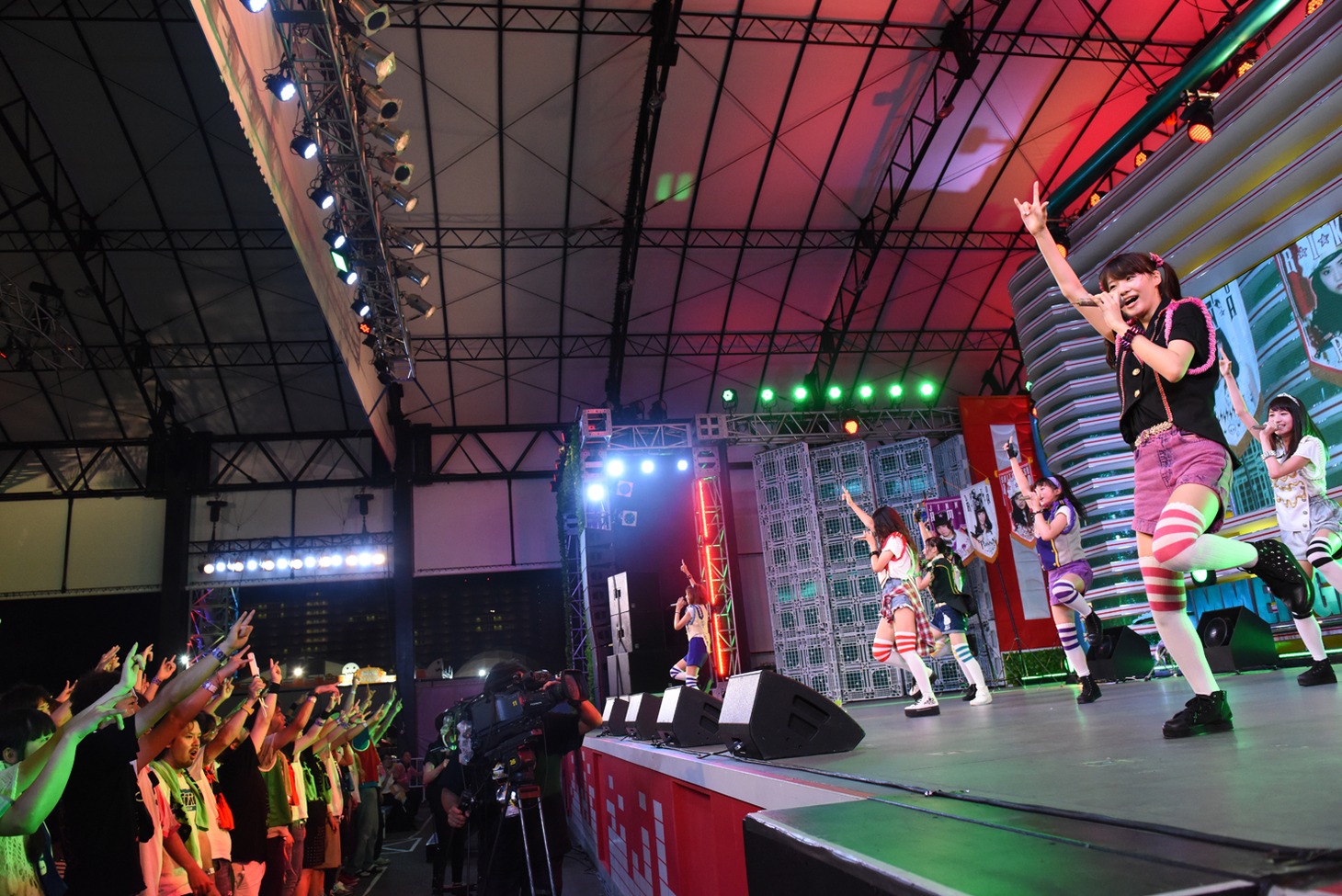 「PiiiiiiiN 愛ある青春SUMMER ROCK NIGHT in お台場夢大陸2015」の様子。