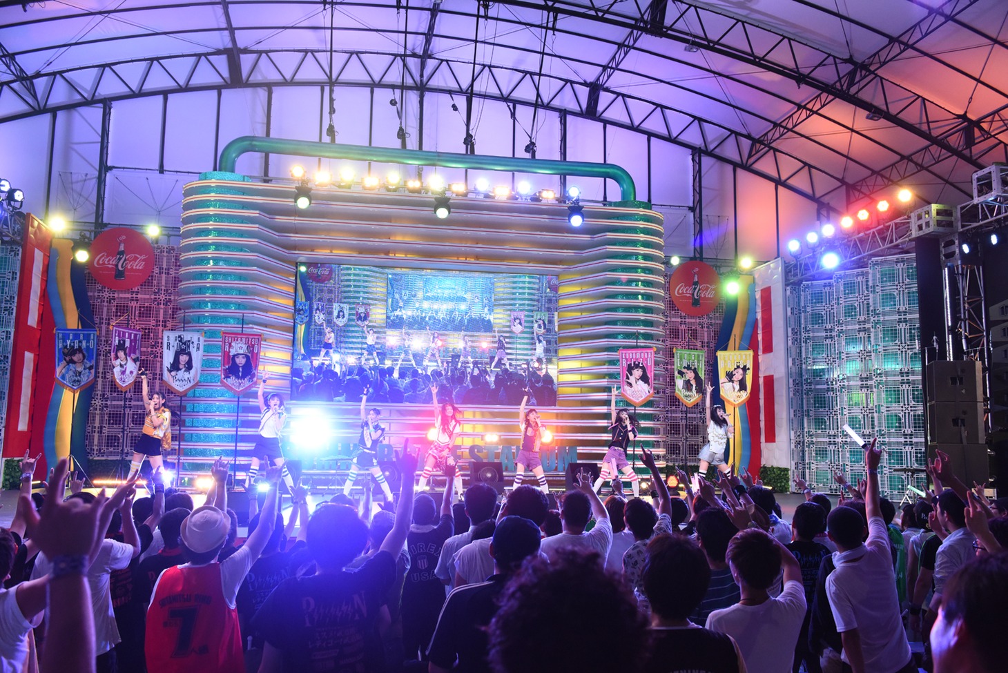 「PiiiiiiiN 愛ある青春SUMMER ROCK NIGHT in お台場夢大陸2015」の様子。