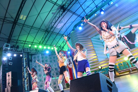 「PiiiiiiiN 愛ある青春SUMMER ROCK NIGHT in お台場夢大陸2015」の様子。