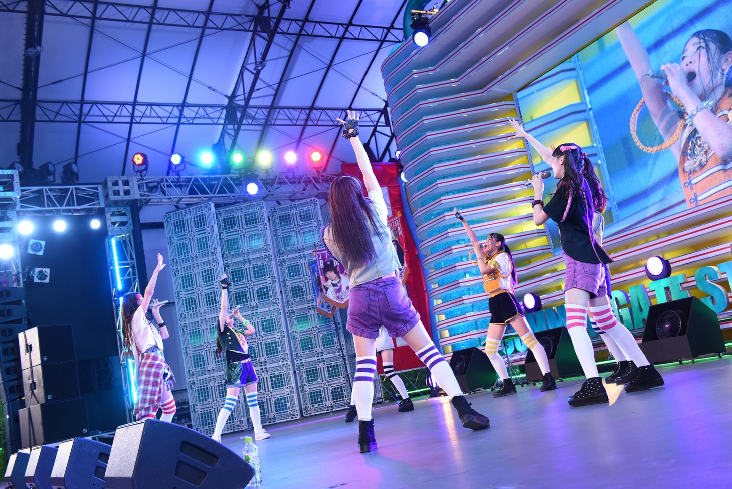 「PiiiiiiiN 愛ある青春SUMMER ROCK NIGHT in お台場夢大陸2015」の様子。