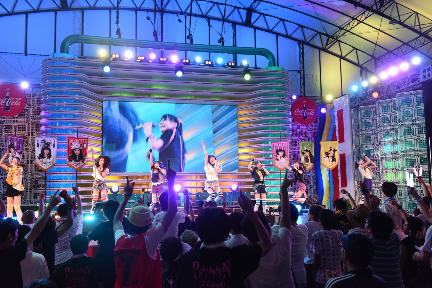 「PiiiiiiiN 愛ある青春SUMMER ROCK NIGHT in お台場夢大陸2015」の様子。