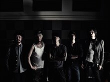 the HIATUS。左が柏倉隆史（Dr）、左から4番目が伊澤一葉（Key）。