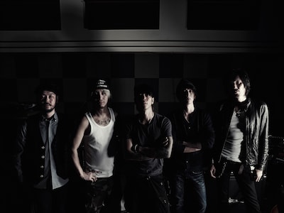 the HIATUS。左が柏倉隆史（Dr）、左から4番目が伊澤一葉（Key）。