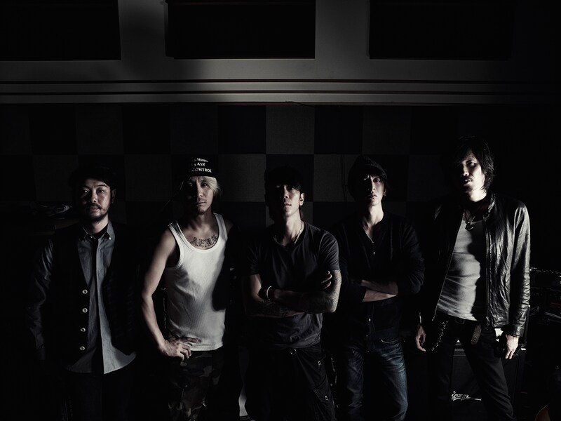 the HIATUS。左が柏倉隆史（Dr）、左から4番目が伊澤一葉（Key）。