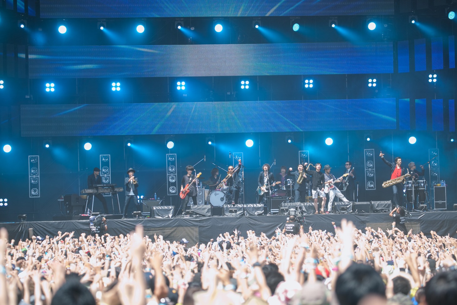 「ROCK IN JAPAN FESTIVAL 2015」のステージで共演した東京スカパラダイスオーケストラとクリープハイプ。（写真提供：avex trax）