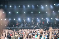 「ROCK IN JAPAN FESTIVAL 2015」のステージで共演した東京スカパラダイスオーケストラとクリープハイプ。（写真提供：avex trax）