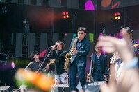 「ROCK IN JAPAN FESTIVAL 2015」のステージで共演した東京スカパラダイスオーケストラとクリープハイプ。（写真提供：avex trax）