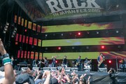 「ROCK IN JAPAN FESTIVAL 2015」のステージで共演した東京スカパラダイスオーケストラとクリープハイプ。（写真提供：avex trax）