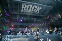 「ROCK IN JAPAN FESTIVAL 2015」のステージで共演した東京スカパラダイスオーケストラとクリープハイプ。（写真提供：avex trax）