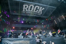 「ROCK IN JAPAN FESTIVAL 2015」のステージで共演した東京スカパラダイスオーケストラとクリープハイプ。（写真提供：avex trax）