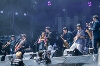 「ROCK IN JAPAN FESTIVAL 2015」のステージで共演した東京スカパラダイスオーケストラとクリープハイプ。（写真提供：avex trax）