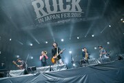 「ROCK IN JAPAN FESTIVAL 2015」のステージで共演した東京スカパラダイスオーケストラとクリープハイプ。（写真提供：avex trax）