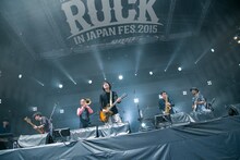 「ROCK IN JAPAN FESTIVAL 2015」のステージで共演した東京スカパラダイスオーケストラとクリープハイプ。（写真提供：avex trax）