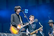 「ROCK IN JAPAN FESTIVAL 2015」のステージで共演した東京スカパラダイスオーケストラとクリープハイプ。（写真提供：avex trax）