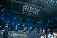 「ROCK IN JAPAN FESTIVAL 2015」のステージで共演した東京スカパラダイスオーケストラとクリープハイプ。（写真提供：avex trax）
