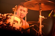 kaz.（Dr / フレデリック）（Photo by Viola Kam［V'z Twinkle Photography］）