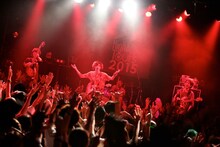 フレデリックのライブの様子。（Photo by Viola Kam［V'z Twinkle Photography］）