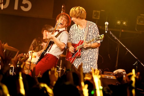 go!go!vanillas。左から長谷川プリティ敬祐（B）、柳沢進太郎（G）。（Photo by Viola Kam［V'z Twinkle Photography］）