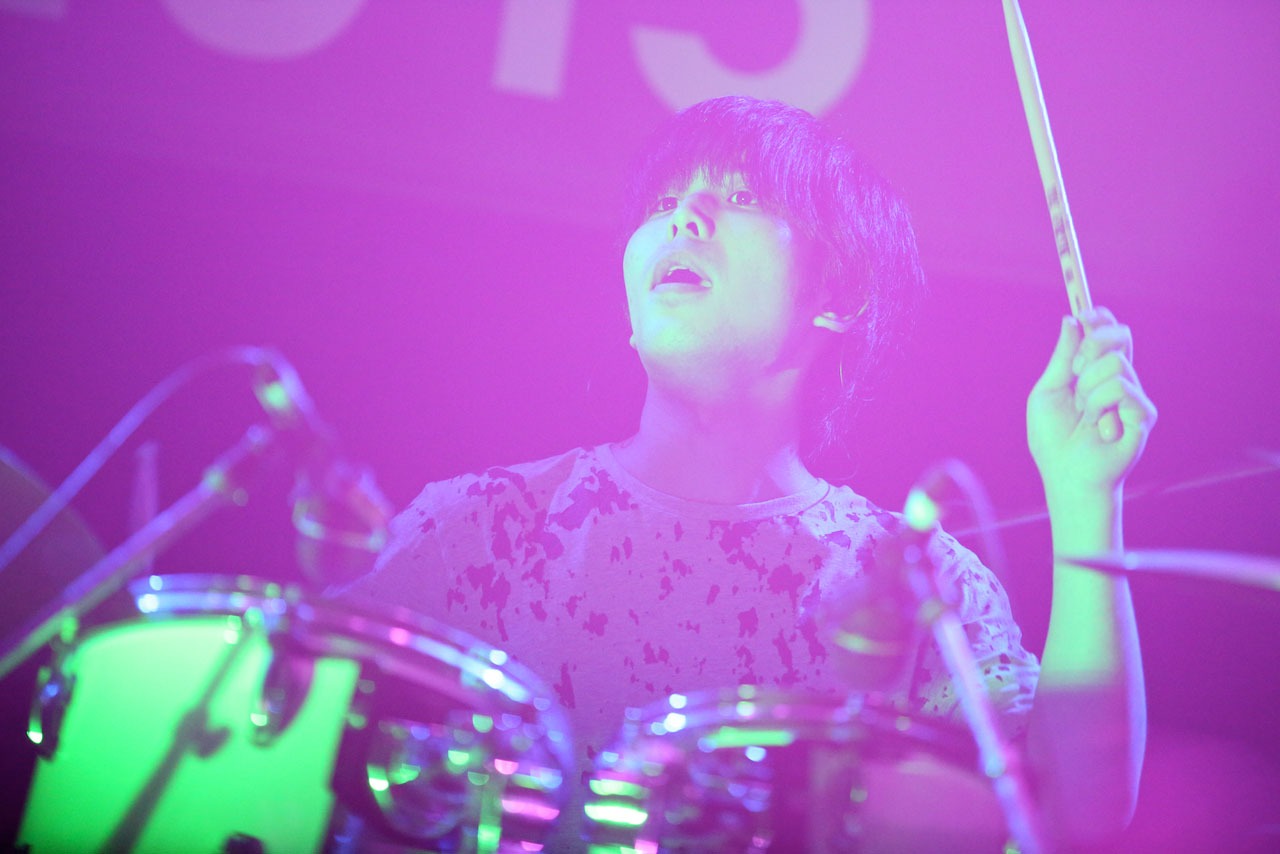 ユウキ（Dr / Hello Sleepwalkers）（Photo by Viola Kam［V'z Twinkle Photography］）