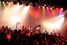 Hello Sleepwalkersのライブの様子。（Photo by Viola Kam［V'z Twinkle Photography］）