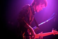 マコト（B / Hello Sleepwalkers）（Photo by Viola Kam［V'z Twinkle Photography］）