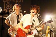 ユナイテッドモンモンサン。左から三木亨（B）、大水辰吾（Vo, G）（Photo by Tetsuya Yamakawa）