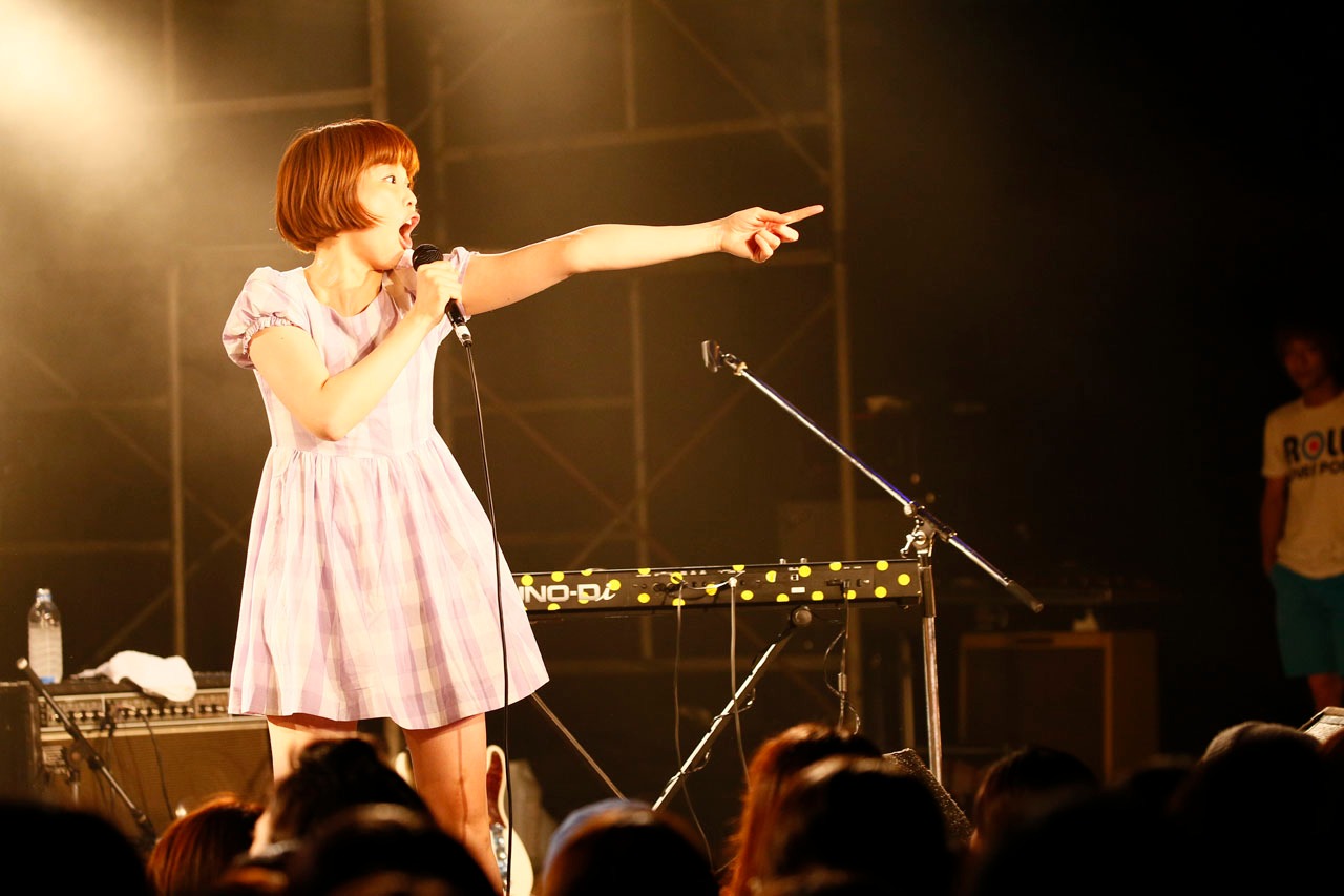 松岡恭子（Vo, G, Key / ユナイテッドモンモンサン）（Photo by Tetsuya Yamakawa）
