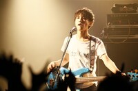 汐碇真也（B / Kidori Kidori）（Photo by Tetsuya Yamakawa）