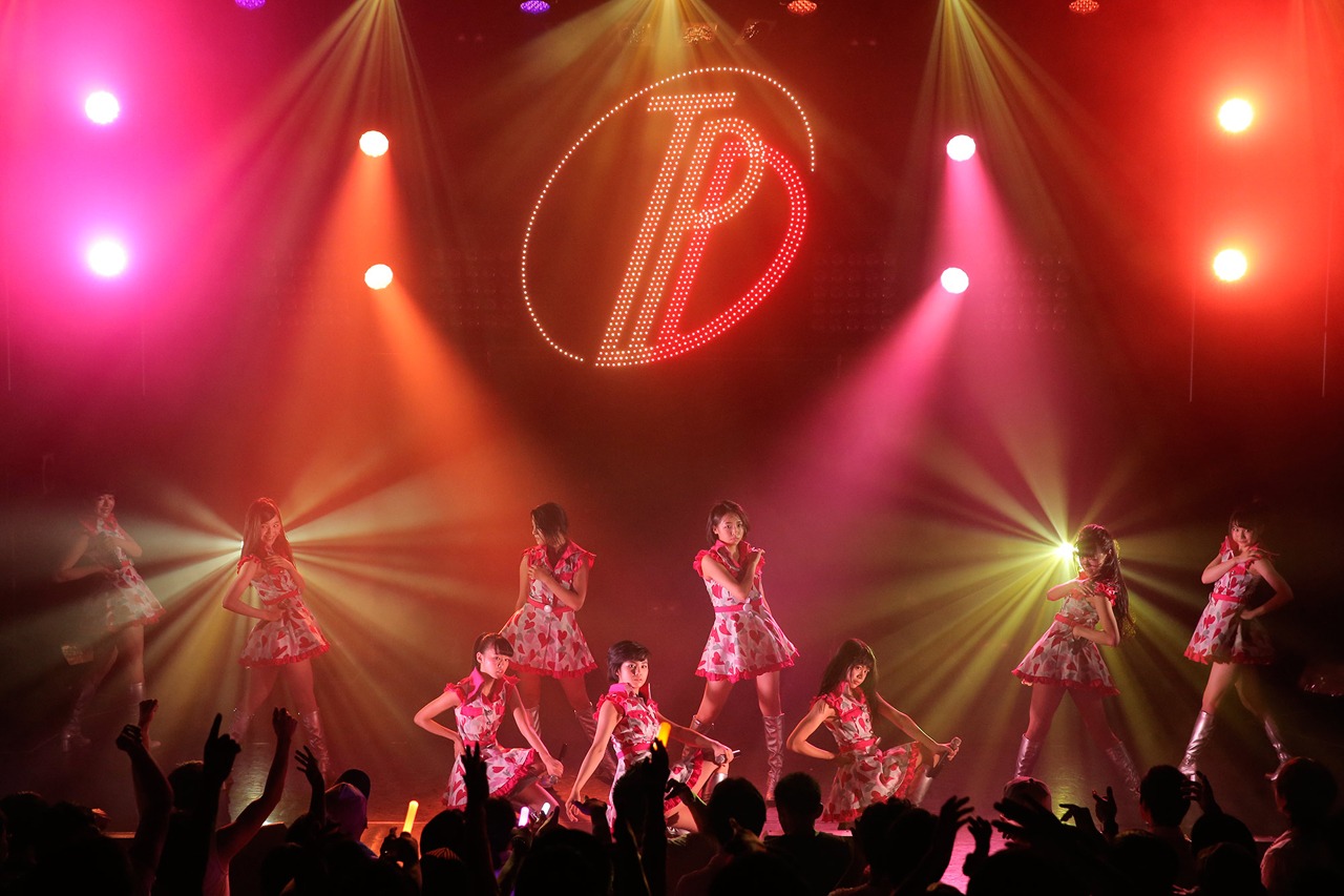 「東京パフォーマンスドール＠CBGK!! ～ダンスサミット ネイキッド2015夏～」千秋楽公演の様子。 （写真提供：EPICレコードジャパン）